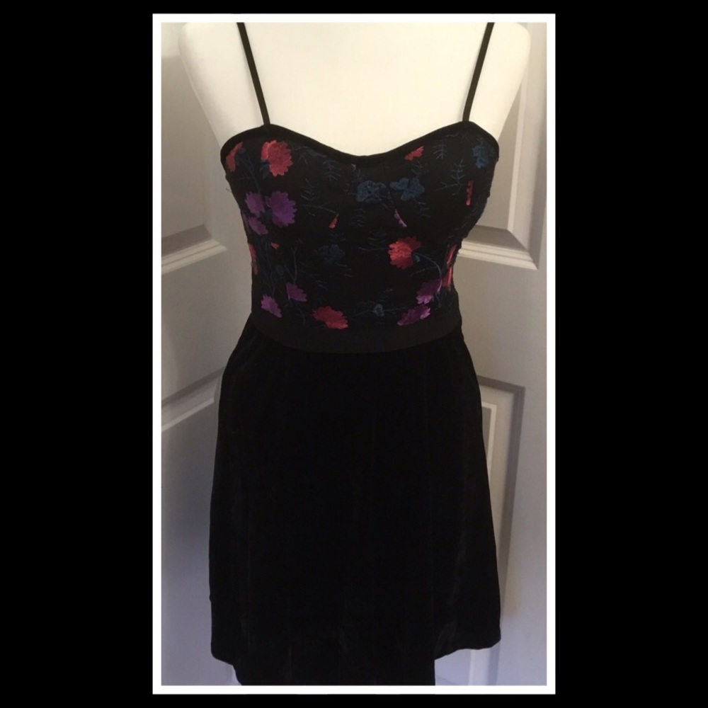 Francesca's Tara Embroidered Velvet Dress NWT Med